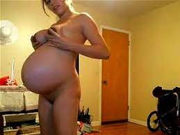 Nackte schwangere mit dicken brüsten und einen dicken bauch
