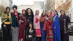 Daher ist es verständlich, wenn sie darüber nachdenken, eine iranerin zu treffen und diese näher kennenzulernen. Female Voices Of Iran Iranische Frauen Singen Nur Privat Und Im Internet Archiv
