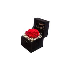 Височина:20см рози и еустома, преливащи от кутия с формата на сърце. Vechna Roza V Luksozna Kutiya