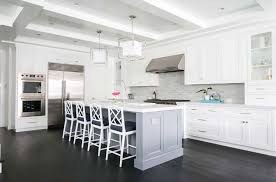Gray floors provide the perfect balance between light and dark, and can help your kitchen have a design that is elegant and comfortable. 30 Stylish And Elegant Kitchens With Light And Dark Contrasts