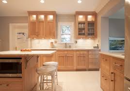 what color countertops goes with oak