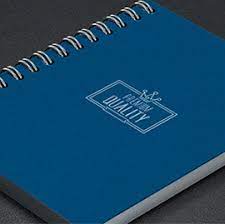 Caderneta tipo moleskine em percalux, marcador de página em cetim e suporte elástico para caneta (não acompanha). Cadernos Personalizados Caderno