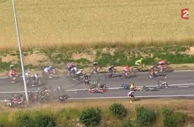 Les organisateurs du tour de france ont annoncé leur volonté de porter plainte contre la spectatrice à l'origine samedi de la grosse chute survenue à 45 kilomètres de l'arrivée de la première étape à landerneau, ayant notamment entraîné le premier abandon du tour, celui de l'allemand jasha. Top 7 Des Pires Chutes Du Tour De France