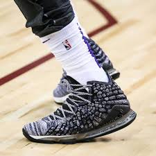 The 17th version of james' signature shoe has the most max air ever, which according to nike is put right beneath the heel for maximum comfort and explosiveness. What Pros Wear Lebron James Nike Lebron 17 Shoes What Pros Wear