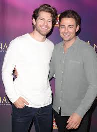 The mean girls actor has been posting pictures with vaughan recently and social bennett also shared another post, thanking vaughan for helping him grow. Jonathan Bennett De Mean Girls Est Fiance A Son Petit Ami Jaymes Vaughan Crumpe