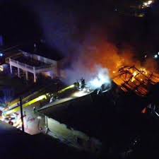 Images d'un important incendie nocturne à Bourg-en-Bresse (Ain)
