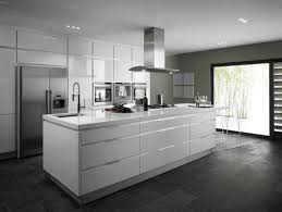 This classy kitchen with black countertops with gooseneck faucet and black backsplash along with glass windows. 37 Cool Grey White Kitchens Design Ideas Greykitchendesigns 37 Cool Grey White Kitchens D White Kitchen Dark Floors White Modern Kitchen Dark Kitchen Floors