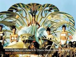 Еще не вся галлия покорена римлянами, но египет, где правит могущественная клеопатра, попал под иго римской империи. Monica Bellucci Asterix Obelix Meet Cleopatra 2002 Youtube