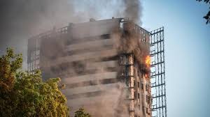 Dal piano più alto fino al seminterrato, 60 metri di palazzo andato in fiamme con pannelli che si sciolgono come burro. 4kbbilfqttunkm