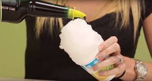 how-do-you-pour-syrup-on-shaved-ice