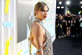 Taylor Swift's VMAs Naked Dress Was Strung Together by Layers of Bedazzled  Chains