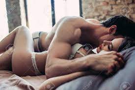 美しい情熱的なカップルはベッドの上のセックスがあります。の写真素材・画像素材 Image 81003844
