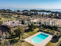 Wir bieten ihnen prestige immobilien zum verkauf an: Exklusive Villa Mit Park Und Pool Mit Seeblick