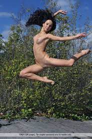 Naked Girl Jumping - 46 porn photos