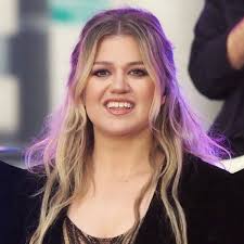 kelly clarkson is a sultry vire in