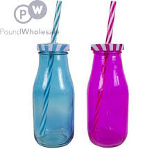 drinking bottle with lid and straw