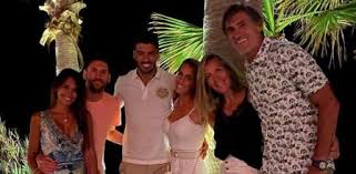 Such is the friendship of messi with pepe costa, that the day before her wedding she invited a lunch just for her intimates, including the team manager from barcelona, gabriel milito, and the former goalkeeper jose luis pinto. Messi Suarez Y Pepe Costa Cenan En Un Lugar Magico
