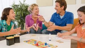 Familia jugndo juegos de mesa animado / el juego como herramienta de aprendizaje. Los 27 Mejores Juegos De Mesa Para Ninos Del 2021