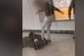 Ελεύθεροι οι δύο ανήλικοι και ο ειδικός φρουρός που κατηγορούνται για την υπόθεση του ξυλοδαρμού του σταθμάρχη του μετρό. Pykutzkyrvw Am