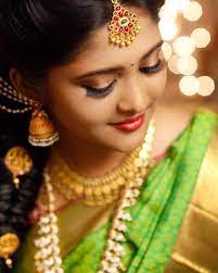 what lipstick to wear with green saree