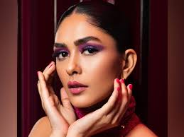 actress mrunal thakur s bold makeup