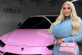 Influencer Amber May grows her breasts so big, she's forced to change her  car: I still want them bigger | Marca
