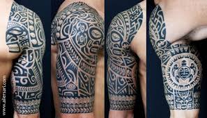 Si crees que llevar el brazo completamente tatuado es demasiado para ti, entonces opta por una pequeña parte de éste, utiliza el hombro y seguirás viéndote realmente bien. Tatuaje Hombro Brazo Tribal Maori Por Ali Ersari