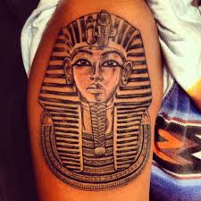 A todo color se presenta este tatuaje egipcio y que lleva los símbolos básicos de los mismos. Tatuajes Egipcios Elegantes Y Con Estilo Tatuantes