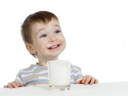 Cho bé uống sữa buổi tối có bị đầy bụng không?