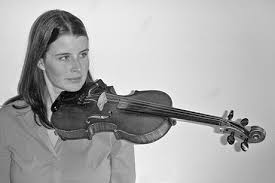 Holding the violin, for a beginner, is one of the most important things to learn when you are first learning how to play. Is Holding The Violin Without Using Your Hand Indicator Of Proper Posture Music Practice Theory Stack Exchange