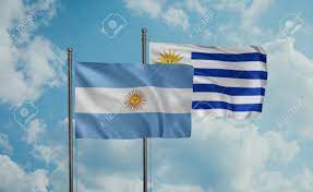 青空に風に揺れるウルグアイとアルゼンチンの国旗の二国協力コンセプトの写真素材・画像素材 Image 210532230