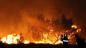 Συγκεκριμένα η φωτιά καίει στη νέα ζωή ασπροπύργου και στο σημείο επιχειρούν 20 πυροσβέστες με 8 οχήματα και το μετπε. Synagermos Sthn Pyrosbestikh Fwtia Ston Aspropyrgo Katey8ynetai Pros Parnh8a Binteo