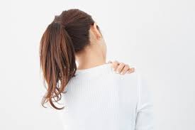 頭痛をともなう肩こり、「それは“首こり”です」と専門医 | 女性自身