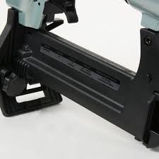 um crown flooring pneumatic stapler
