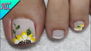 5) uñas de los pies con un diseño diferente de color amarillo con personajes de dibujos animados y animales. Decoracion De Unas Para Pies Basaru Club