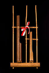 Alat musik ini terbuat dari bambu yang dipotong ujungnya dan dibunyikan dengan menggoyangkannya. Angklung Wikipedia