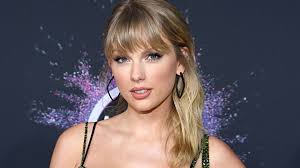 Sanatçı daha önce 2010'da fearless ve 2016'da 1989 albümüyle ödül almıştı. Taylor Swift Hits Back At Netflix Series Ginny Georgia For Making Deeply Sexist Joke