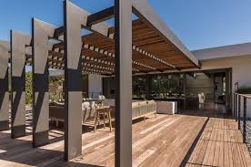Os pergolados podem ser construídos no meio de um jardim, próximo a áreas de lazer, como piscinas e churrasqueiras, ou ainda próximo à varanda, como uma extensão da casa. Pergolado De Ferro