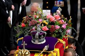 flowers on queen elizabeth s casket