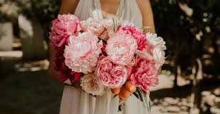 I found that garden roses have a very similar look and come in a variety of colors, including very pretty shades of pink. 15 In Season April Flowers For Your Spring Wedding