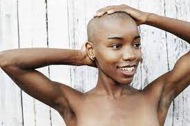 Afrikanerinnen mit glatze nackt