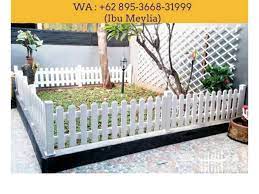 Model pagar rumah berbentuk gerbang yang dapat dibuka tutup ini sangat modern. Pagar Kayu Wa 62895 3668 31999
