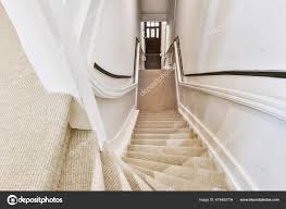 escadaria estreita com carpete e