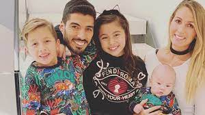 Luis suarez was left in tears as he facetimed friends and family after he scored his 21st goal of the season to hand atletico madrid the laliga title. Luis Suarez With Lautaro Benjamin And Delfina Suarez Beautiful Moments Youtube