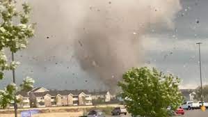 Huge tornado hits Andover, Kansas, as ...