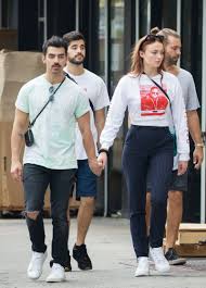Again joe jonas (5'7.5) in slippers with sophie turner (5'9) way to many photos of him barefoot and in slippers with her to say he is 3 inches shorter (5'6) the listed height seems right. Pippa Middleton And James Matthews Wore Matching Fedoras Sophie Turner Joe Jonas Joe Jonas Chic Pants