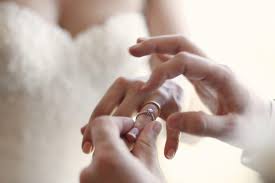 Dengan mengetahui ukuran cincin, kamu tidak perlu ragu lagi membeli cincin secara online. 3 Cara Mengukur Lingkar Jari Untuk Cincin Pernikahan How To The Bride Dept
