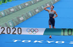 Flora duffy of bermuda celebrates after crossing the finish line to win the gold medal in the women's individual triathlon competition at the 2020 summer olympics, tuesday, july 27, 2021, in tokyo. Chamhql6bgbplm