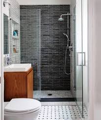 Nah buat kamu yang mau sensasi mandi dengan berbeda, bisa coba desain kamar mandi bershower yang minimalis. View Desain Kamar Mandi Kecil Panjang Background Sipeti