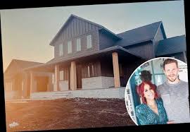 Guess her lil pig, 6 dogs, new jeep and house just isn't enough and. Teen Mom Chelsea Houska Claps Back And Insists New Farmhouse Isn T For Everybody After Trolls Call Home Ugly Best Tv News
